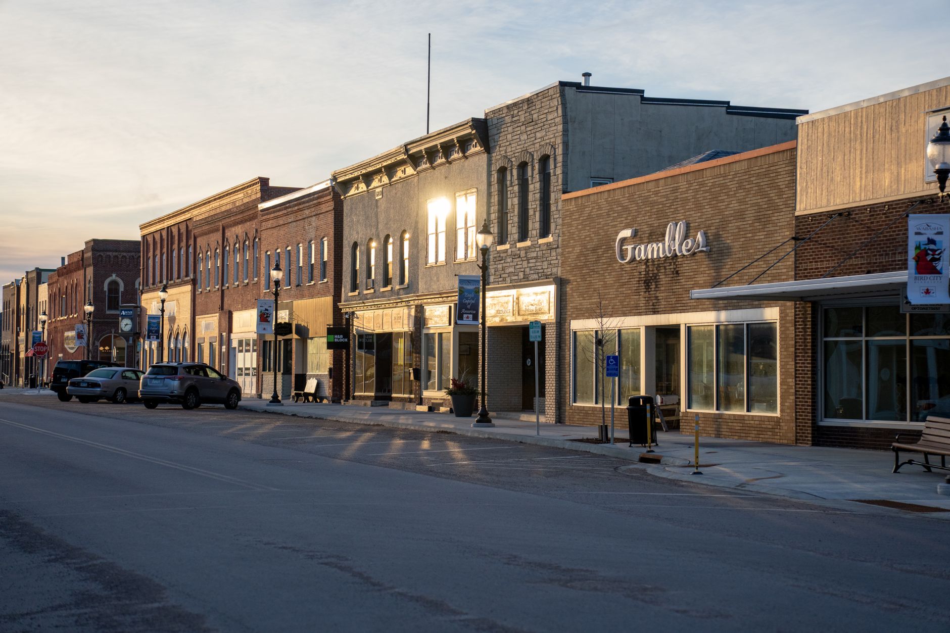 A modern directory drives targeted inquiries directly to local storefronts.
