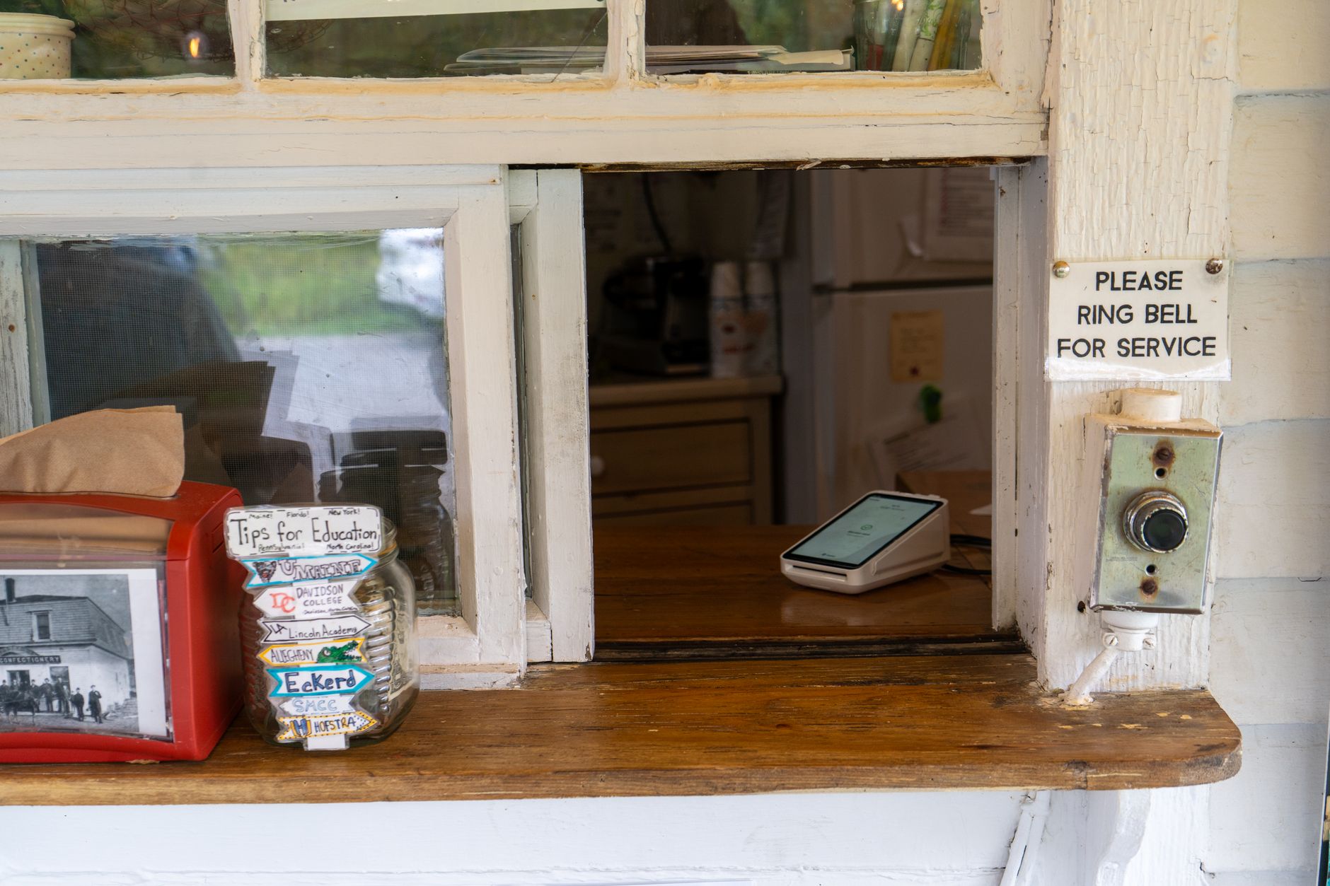 A clear process at the counter usually starts with clear records behind it.